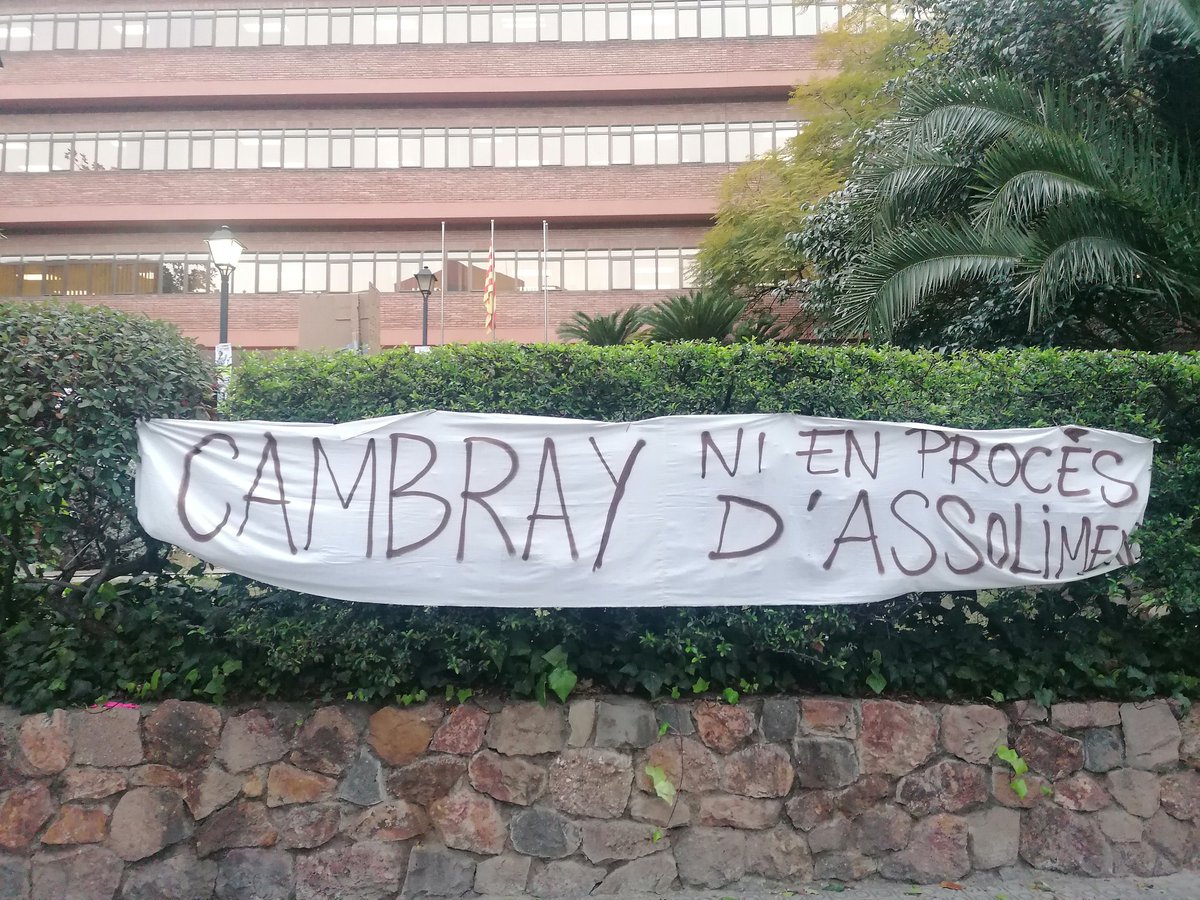 ifig30's tweet photo. Mentre té lloc una #vagaeducacio històrica contra la nefasta gestió d'un Conseller que s'ha d'amagar darrera la policia.
Aquest i el Govern aproven una mesura desesperada que pretén comprar aquelles direccions de centres que siguin fidels.
Ja només queda un camí
#cambraydimissio https://t.co/wGAowDMf30