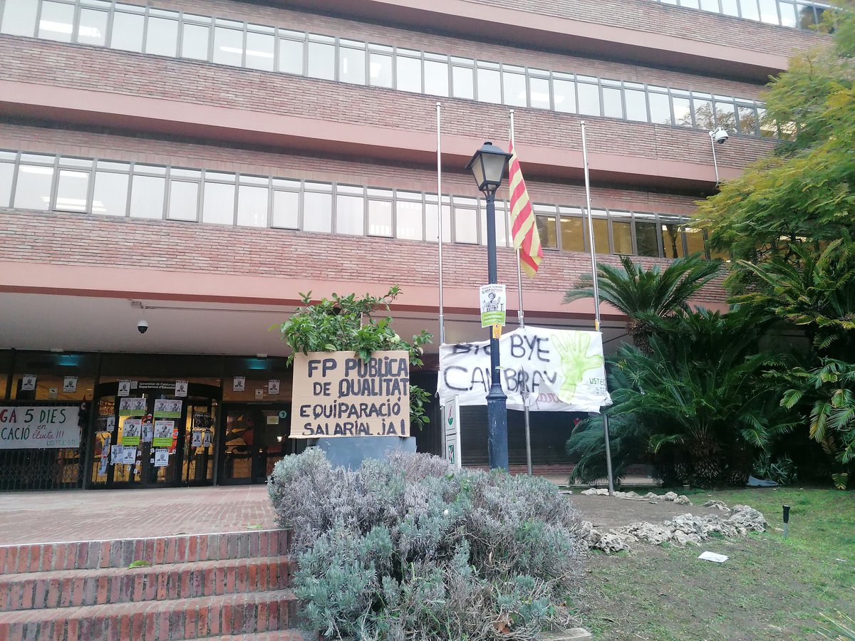 ifig30's tweet photo. Mentre té lloc una #vagaeducacio històrica contra la nefasta gestió d'un Conseller que s'ha d'amagar darrera la policia.
Aquest i el Govern aproven una mesura desesperada que pretén comprar aquelles direccions de centres que siguin fidels.
Ja només queda un camí
#cambraydimissio https://t.co/wGAowDMf30