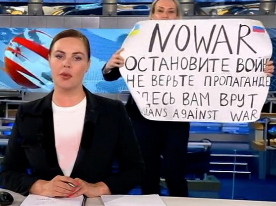 Whilst the newsreader spouts alternative facts... Marina Ovsyannikova bravely shows the truth to her fellow Russians. Please spread the news. The real news. The facts.