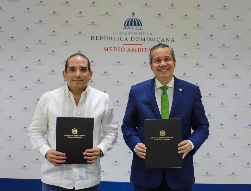 IndubanSAS's tweet photo. Hemos firmado un convenio con el Ministerio de Medio Ambiente y Recursos Naturales (@ambienterd), que nos compromete en la tarea de proteger las Dunas de Baní y los recursos naturales de la provincia Peravia. https://t.co/mdX0TCSNNW