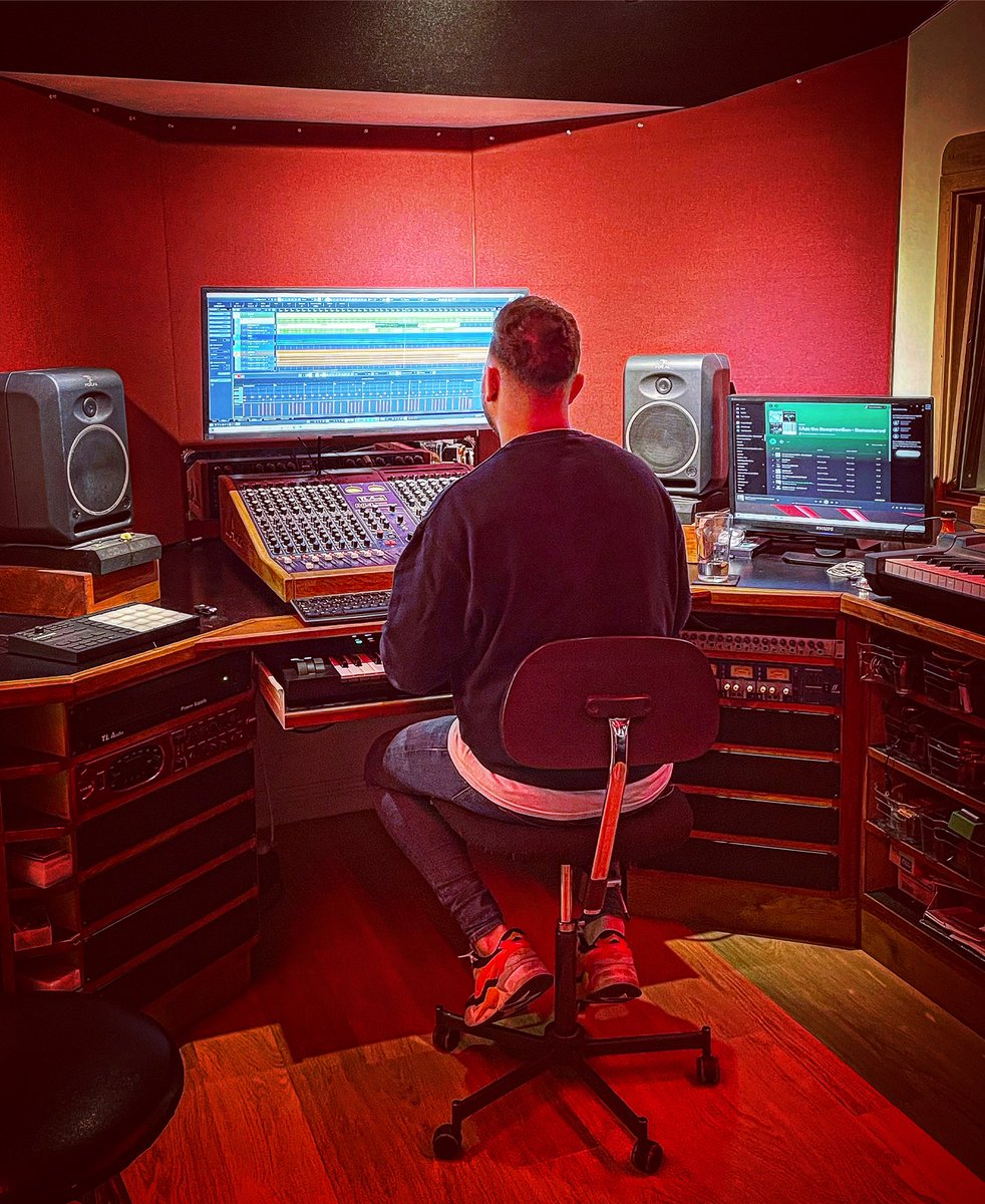 MeiEms's tweet photo. Oedd hi mor braf bod nôl yn #recordio efo @richrobs yn @ferlasstudio ddoe… #Tiwns newydd allan yn fuan (ar @RCoshR). 
🎧🎶🌻👍🏼 https://t.co/fAsX54feYH