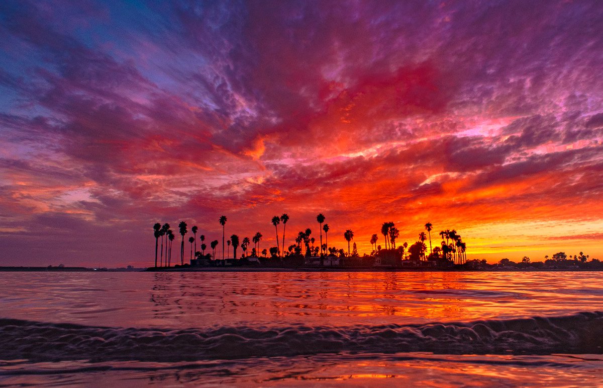 Fire above and below 🔥 One of my favourite things about sunsets by the water is that you get double the colour🎨 What are your favourite things about sunset? #sunsetphotography #sunsetshimmer #californiasunset #nftphotography #goldenhour #sunsetreflections