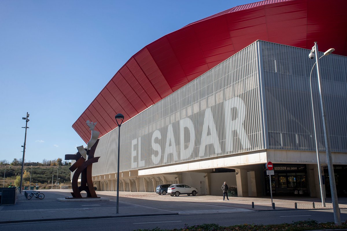 ¡𝐄𝐋 𝐌𝐄𝐉𝐎𝐑 𝐄𝐒𝐓𝐀𝐃𝐈𝐎 𝐃𝐄𝐋 𝐌𝐔𝐍𝐃𝐎!

🏟 El Sadar, hogar de <a href="/CAOsasuna/">CAOsasuna</a>, elegido por votación popular como ‘Mejor estadio del mundo en 2021’.

¡Enhorabuena, 'rojillos'! 

#LaLigaSantander