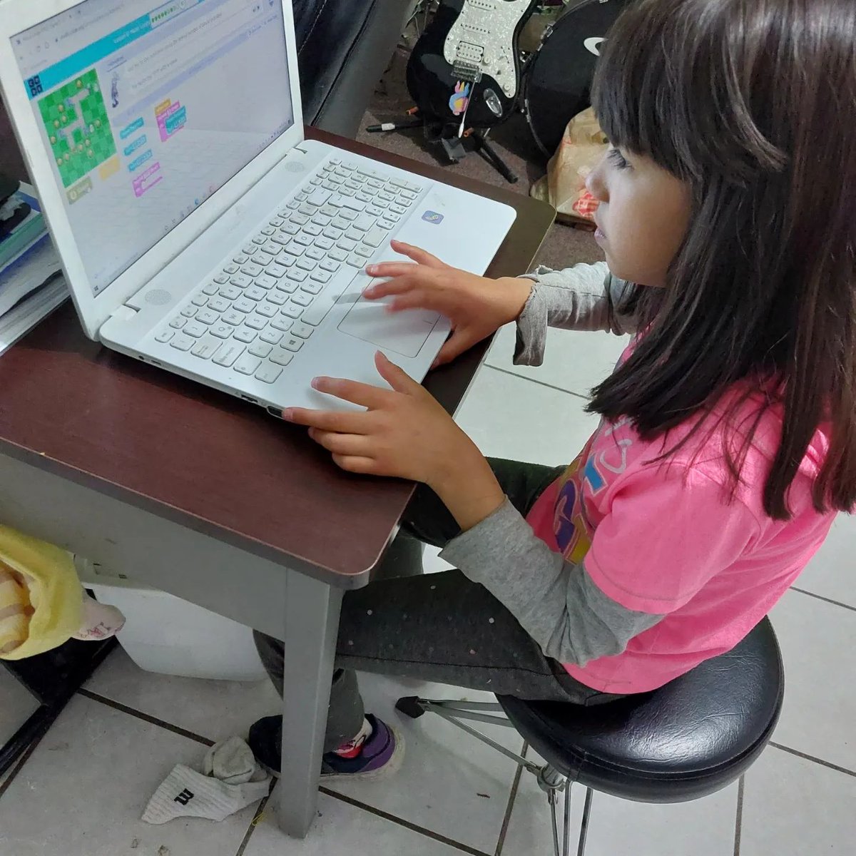 QuetzalcoatlGS's tweet photo. Not #JDCM related but passing the torch 🔥
Kchito working in his first videogame using #Unity engine and #Csharp and Lovely Clissy learning how to program with blocks of code with #codeorg ❤️ https://t.co/qujVdpgHjD