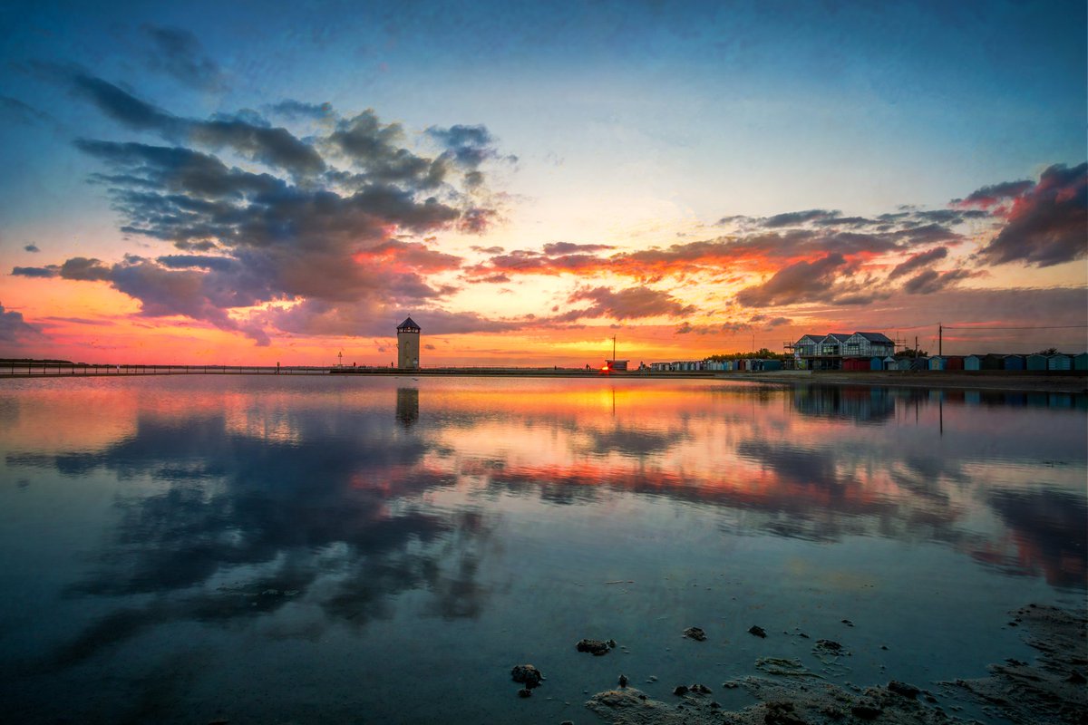 JonAllard5's tweet photo. Sunset at Brightlingsea, essex 
@ChrisPage90 @itvweather @itvanglia @WeatherAisling @BBCWthrWatchers @BBCLookEast @Essexlife @AP_Magazine @DCamMag https://t.co/bF6haMjWyq
