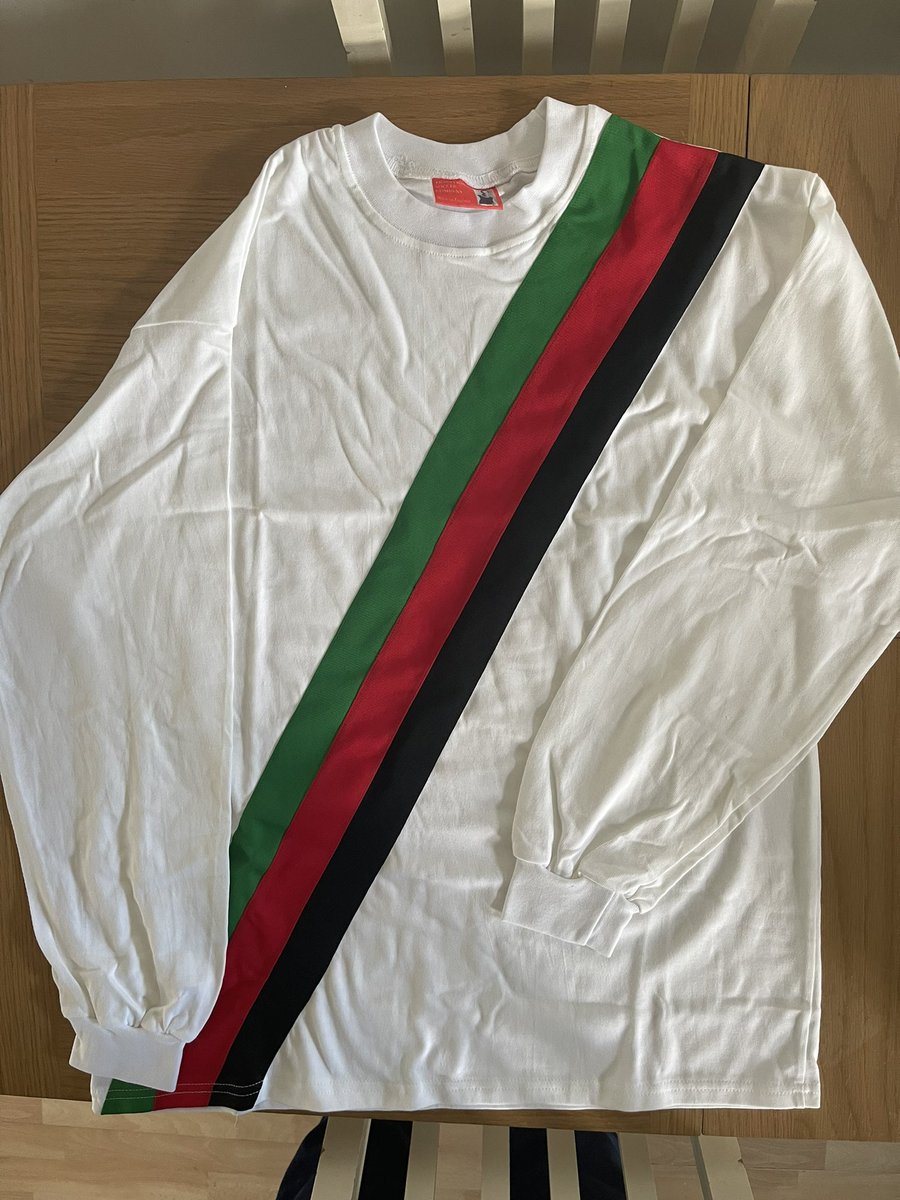 Another 3 shirts, can I ask Glentoran supporters to retweet these remembering all money raised is going to Ukrainian appeal ❤️💚🖤🇺🇦