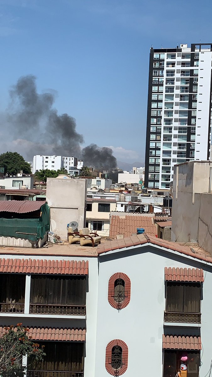 Incendio alrededor de Av. Sucre en #PuebloLibre #Incendio