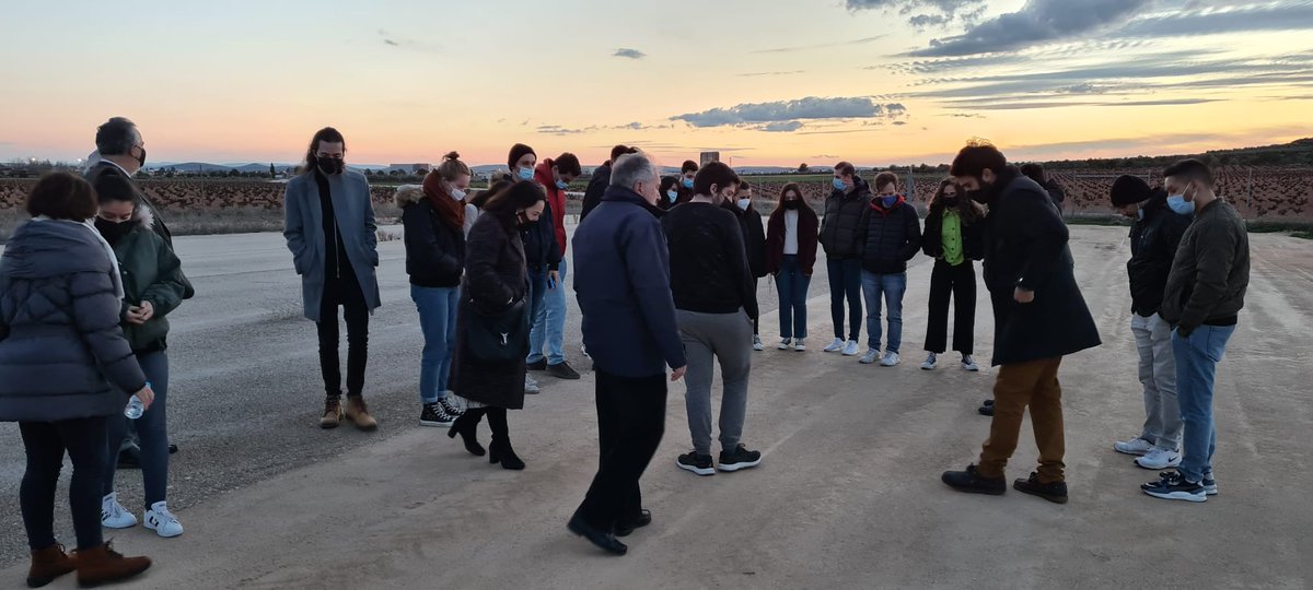 CaminosCLMancha's tweet photo. 👷🏼Desde @CaminosCLMancha, con motivo del Día del Ingeniero Joven, organizamos la semana pasada una visita al Centro de Conservación de Carreteras de la A-4 (#Manzanares) y al aeródromo que @Skydweller_Aero  está construyendo en #Valdepeñas. https://t.co/TbveeZAz68