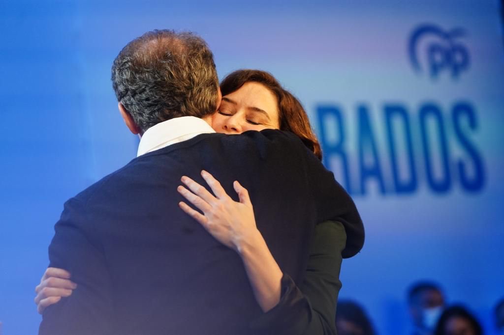 IdiazAyuso's tweet photo. Feijóo ha dado un paso adelante en el momento más decisivo para España y para el PP. 

Gracias por traer paz al partido y la alternativa al gobierno que está destrozando nuestro país. 

Desde Madrid, estamos #preparados. https://t.co/rO5wf8HqMT