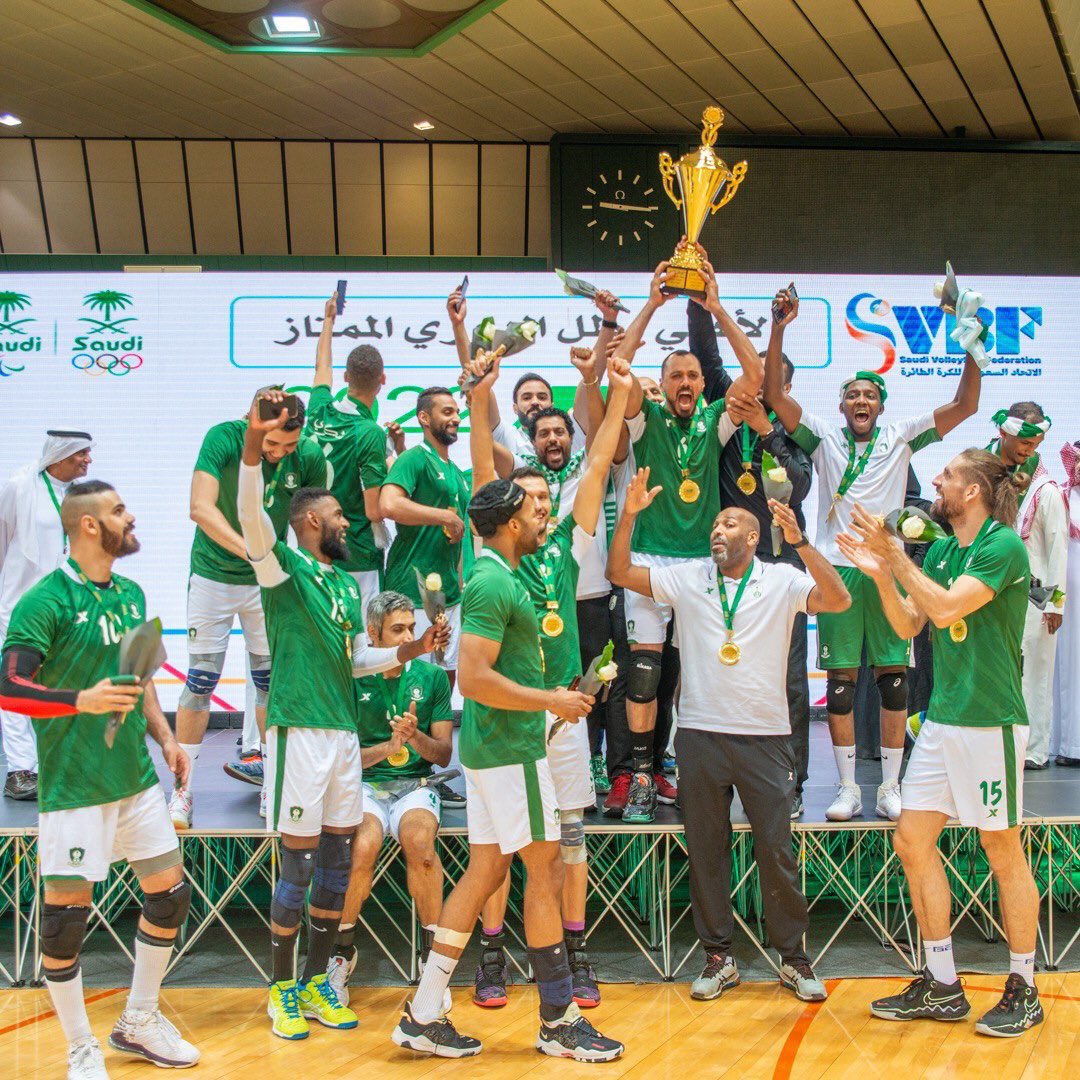 سمو الأمير فهد بن جلوي بن عبدالعزيز بن مساعد نائب رئيس اللجنة الأولمبية والبارالمبية السعودية يتوج "#الأهلي" بلقب #الدوري_الممتاز_للكرة_الطائرة