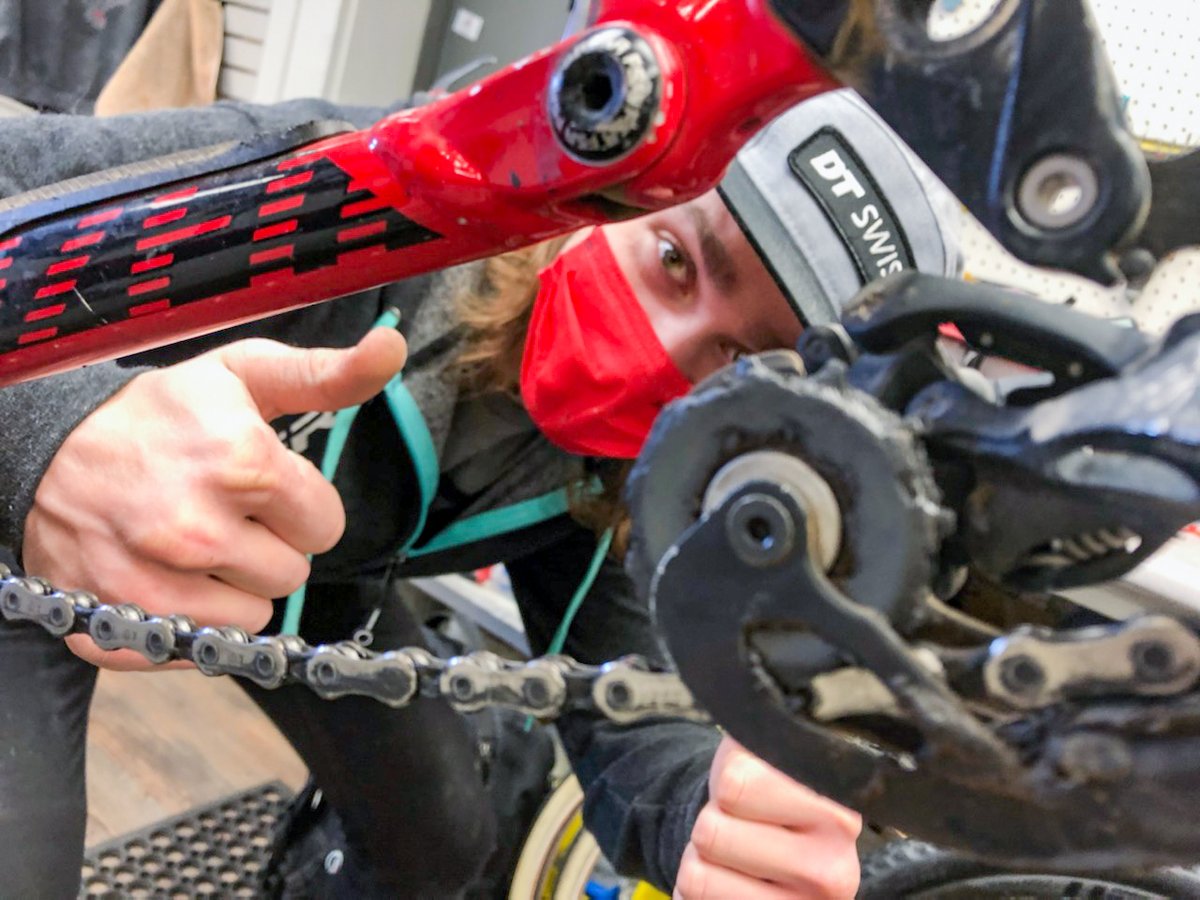 MBSdurango's tweet photo. Lubing your chain is very important...but cleaning your chain, well that may be more important.
For chain lube to work effectively, it must be applied to a clean chain. Clean your bike, your bike and carpets will thank you!
#gunk #cleanyourbike #happybikehappylife #ridedurango https://t.co/rfV28Ef9j4