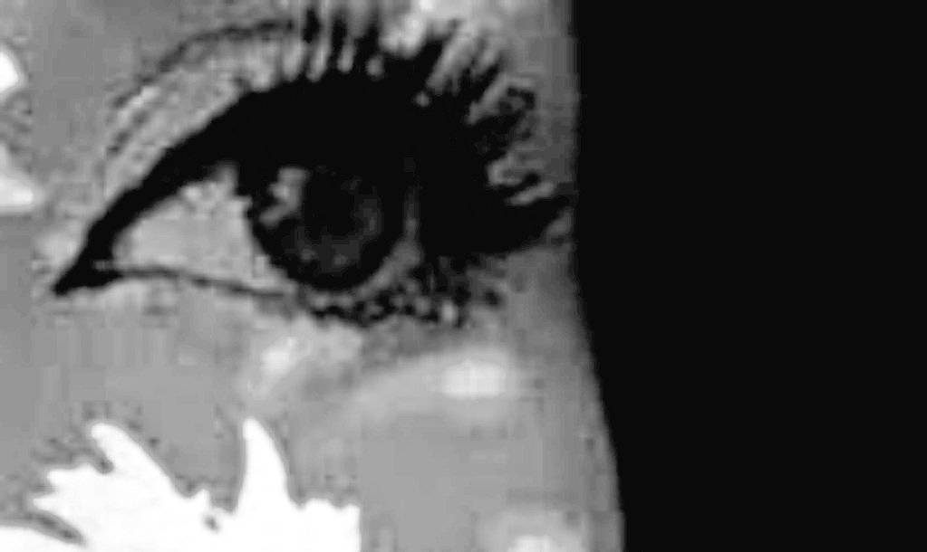 #أوتار

كَانَ اَلْعِطْرُ فِي زُجَاجَةٍ .. حَتَّى تَنَفَّسَتْ