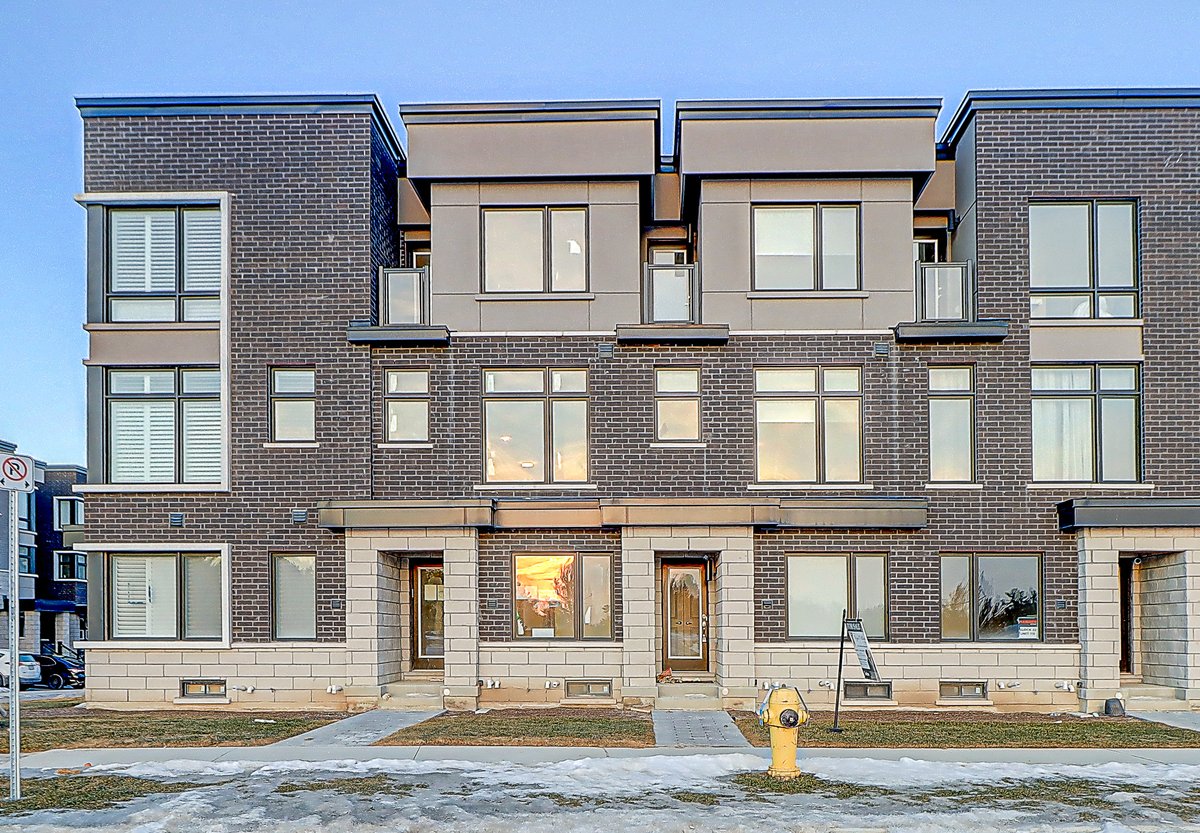 farida_haque's tweet photo. SOLD!  321k Over asking!!

2668 Castlegate Crossing

A newly built contemporary townhouse in Duffin Heights.  An open concept 3+1 bedroom, 4 washroom townhome Situated in a family friendly neighbourhood.

Contact Zamal Hossain at (416) 553-6780. For all your Real Estate Needs! https://t.co/CQzH7sBYQm