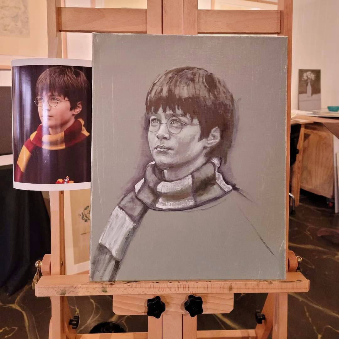 AchillesPrint's tweet photo. We love how @jeromyyoungart utilizes his classical oil painting techniques in an array of contemporary subjects &amp; themes. Here he is teaching his student the techniques &amp; importance of underpainting through this well-loved &amp; familiar character. 

#AchillesCreative #AchillesFAM https://t.co/mVFZcEKkF0