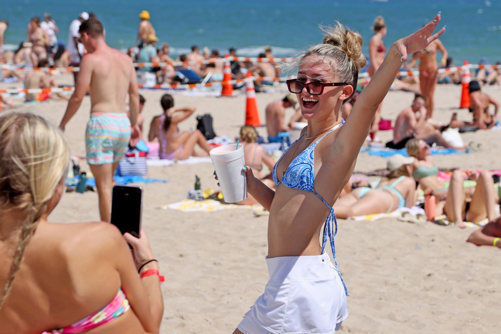 nypost's tweet photo. COVID and flu may spike amid spring break partying across US, experts say https://t.co/OTZdJtrO0I https://t.co/DwH8EvAEtv