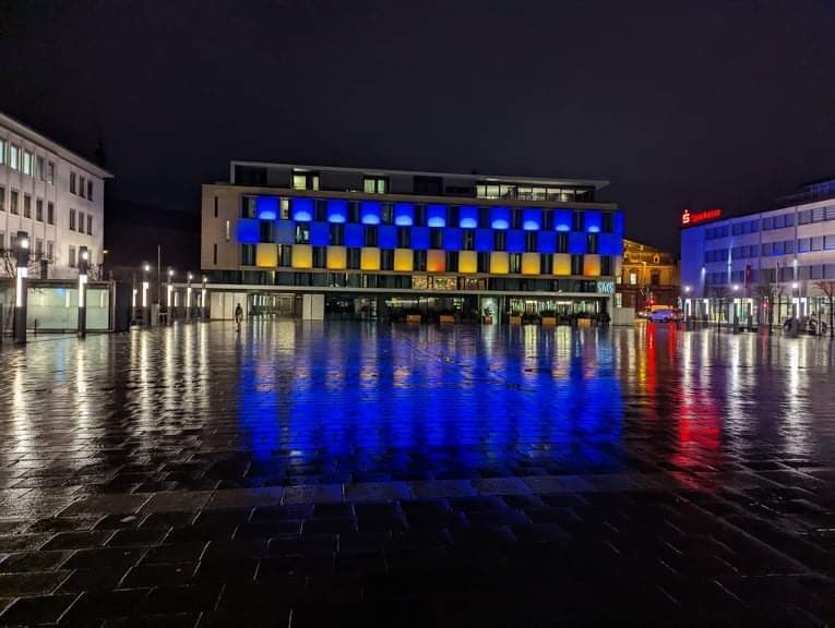 SAKS hotel in Stiftzplatz in Kaiserslautern is lit with the colors of Ukraine’s flag.