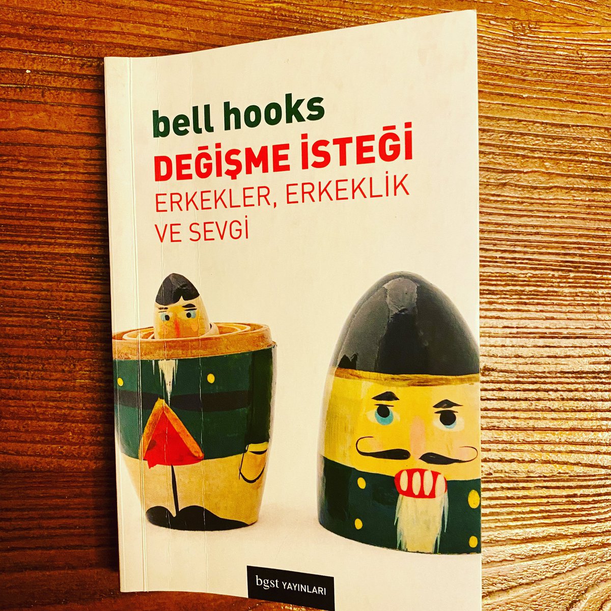 Patriarkadan kurtulmanın erkekler için de bir gereklilik olduğunu anlatıyor Hooks.Sevgiyi öğrenemeden büyüyen, duygularıyla bağı kopuk,benliklerinin yasını tutamayan erkeklerin öfke ve şiddetle bunun üstesinden gelmeye çalışarak tahakküm kültürünü yeniden ürettiklerini anlatıyor.
