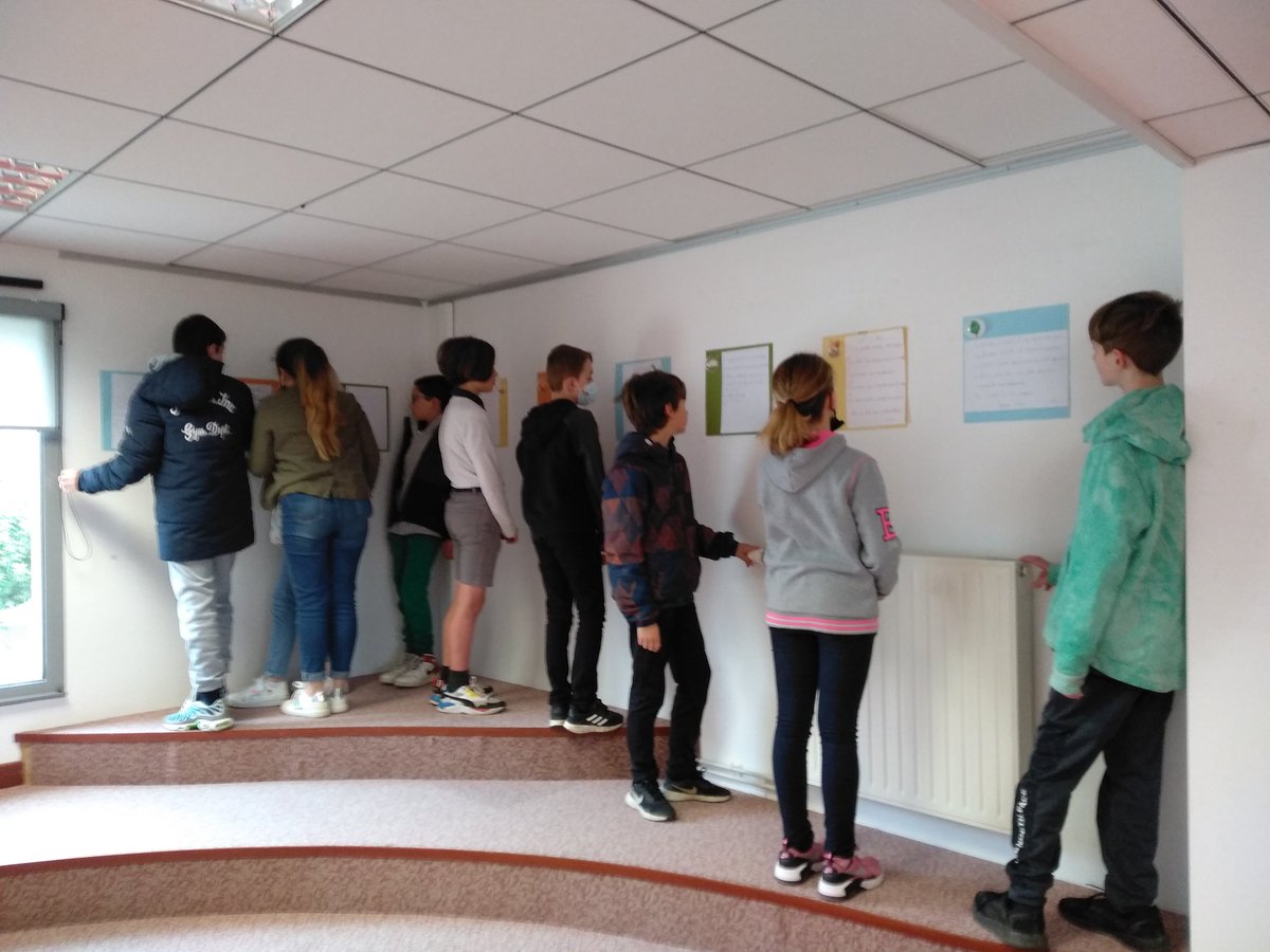 Exposition des oeuvres poétiques des sixièmes à la médiathèque de Gourin.