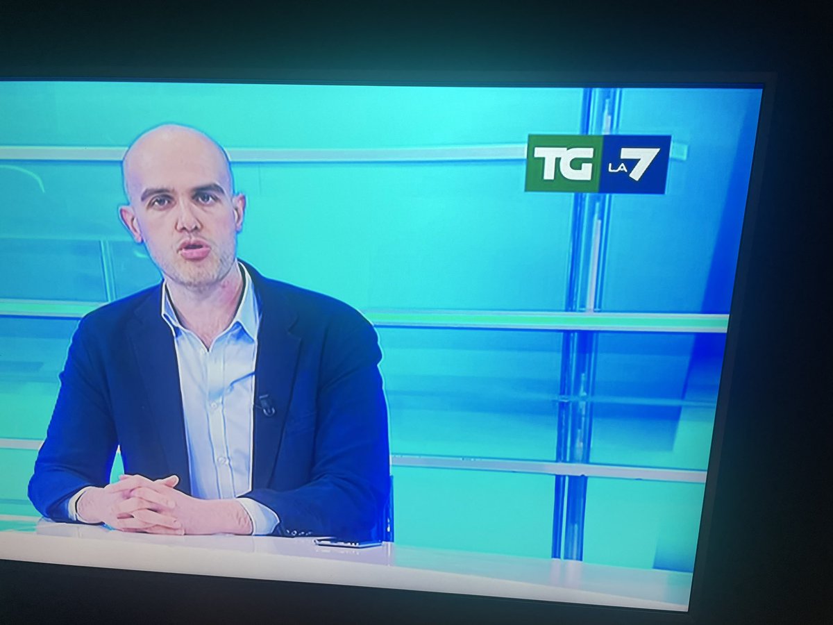 ilghiozzo's tweet photo. Quanto staranno schiumando i virologi ? #tgl7 https://t.co/QkY6W7x8DF