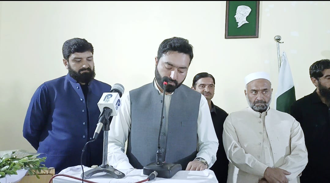AcPabbi's tweet photo. Assistant Commissioner Pabbi Sarah Tawab Umar administered oath to Tehsil Chairman, Mr. Ghayur Khattak, VC/NC Chairmen &amp; VC/NC Members. DSP/SHO Pabbi, AAC Shafiq Afridi, ROs, AROs &amp; notables of the area also participated. https://t.co/SY0hTExSdT