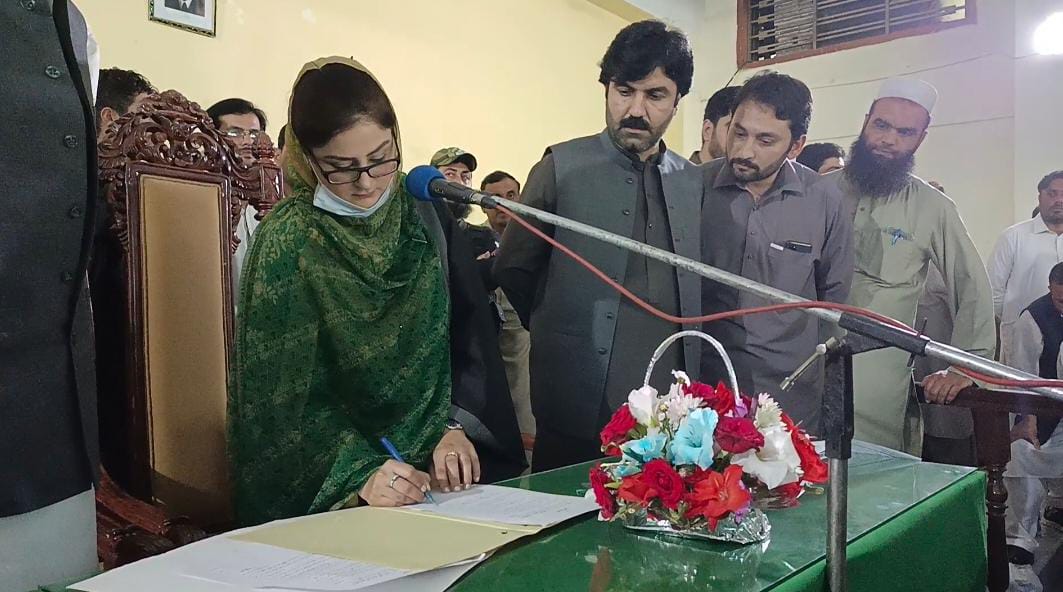 AcPabbi's tweet photo. Assistant Commissioner Pabbi Sarah Tawab Umar administered oath to Tehsil Chairman, Mr. Ghayur Khattak, VC/NC Chairmen &amp; VC/NC Members. DSP/SHO Pabbi, AAC Shafiq Afridi, ROs, AROs &amp; notables of the area also participated. https://t.co/SY0hTExSdT