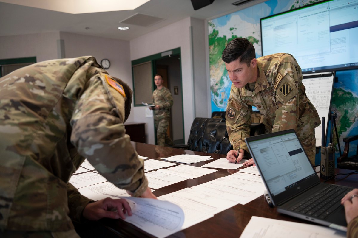 AirMobilityCmd's tweet photo. #DYK: Pilots &amp; navigators serve as Air Mobility Liaison Officers with the 621st CRW to advise @USArmy and @USMC units 🙌
 
These #Airmen integrate with command &amp; control, advise on air mobility capabilities and limitations, and perform and enable landing and drop zone operations. https://t.co/jgzH6g4Q7Y