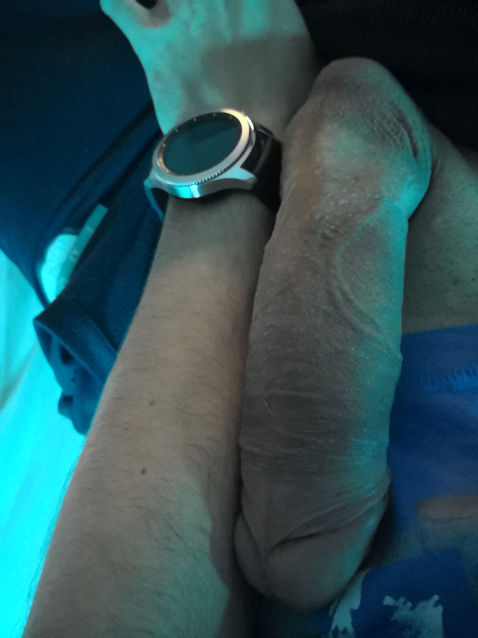 Would you take it?
#horny #hornycock #erection #sizematters #comparingcock #bisexual #uncut https://t