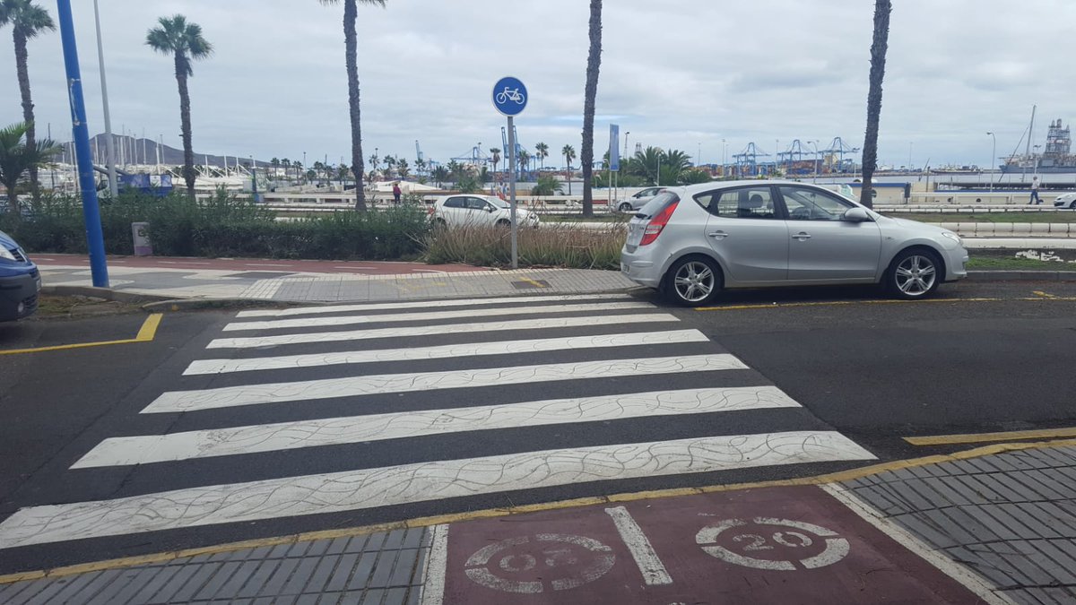 lpgcmovilidad's tweet photo. 🚲 A donde fueres, haz lo que vieres 👉En los pasos de peatones,  bájate de la bici y cruza empujando tu vehículo 👣
Solo en los pasos de bici puedes cruzar sobre ruedas 🚴 #SeguridadVial https://t.co/m7rrxJ7M4m