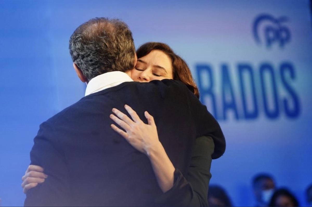 Javier Negre (@javiernegre10) on Twitter photo La foto. El líder @FeijooGalicia reconfortando con un abrazo a su mejor activo electoral <a href="/IdiazAyuso/">Isabel Díaz Ayuso</a>. Cuánto se estará tirando Casado de los pelos. No será porque no se le avisó de lo importante que era la reconciliación. La foto. El líder @FeijooGalicia reconfortando con un abrazo a su mejor activo electoral <a href="/IdiazAyuso/">Isabel Díaz Ayuso</a>. Cuánto se estará tirando Casado de los pelos. No será porque no se le avisó de lo importante que era la reconciliación.