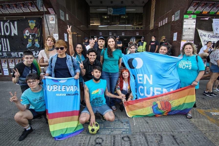 LaSublevada's tweet photo. 🔥Hoy copamos la puerta de los Tribunales de San Martin para bancar a Higui, una lesbiana visible que se defendió de un intento de violación correctiva.

Exigimos la #AbsoluciónParaHigui

#YoTambiénMeDefenderíaComoHigui 
#ReformaJudicialTransfeminista https://t.co/0ArRylmFdn