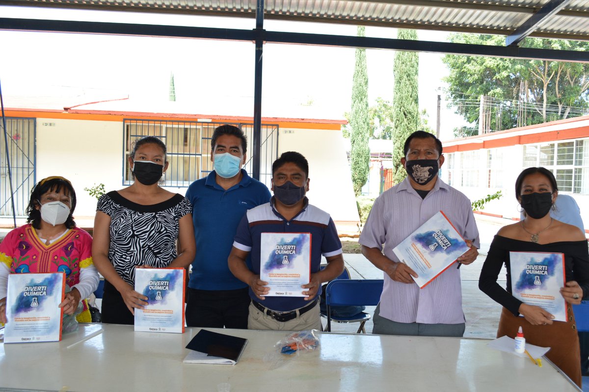 Concluyó con éxito el curso- taller “#DivertiQuímica” fueron 16 sesiones impartidas por el Mtro. Marciano Augusto Santiago Zúñiga de manera virtual y presencial;  se atendió a más de 300 docentes participantes pertenecientes a las 8 regiones.