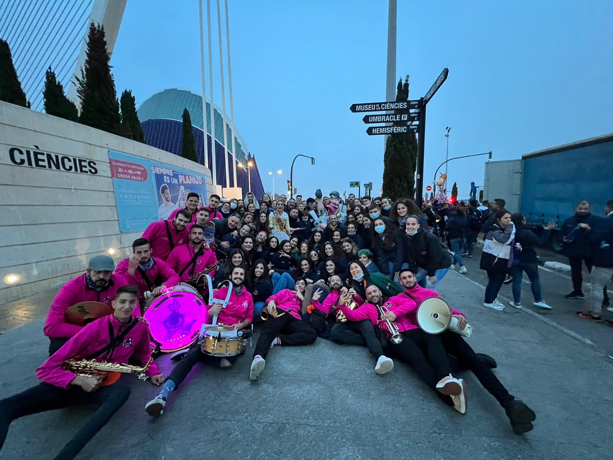 FallaMCastilla's tweet photo. Ayer y hoy hemos ido a recoger nuestros ninots a la exposición y nos lo hemos pasado maravillosamente bien acompañados de nuestra xaranga 😍

¿Queréis verlo? ¡Pues aquí os dejamos unas fotos! 📸 https://t.co/cEMLJc7KEe