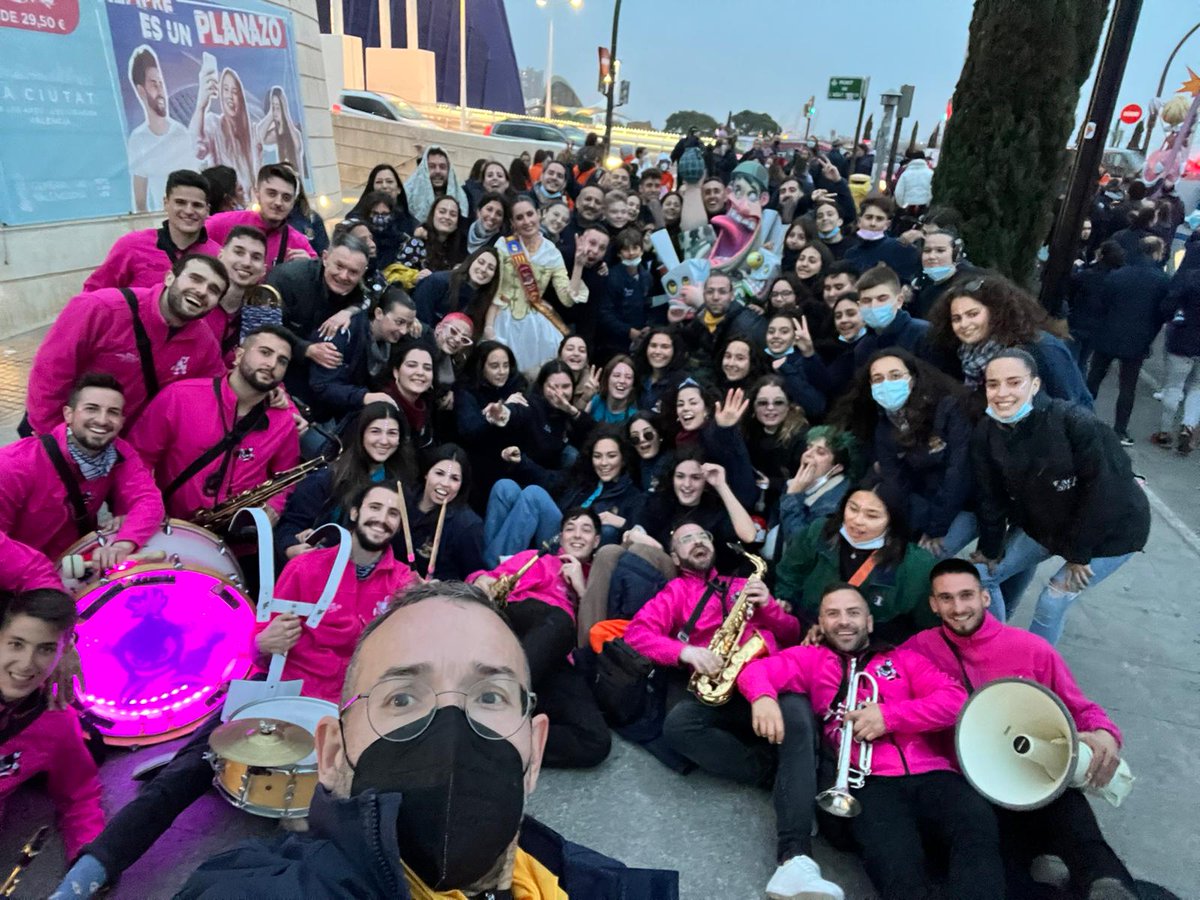 Ayer y hoy hemos ido a recoger nuestros ninots a la exposición y nos lo hemos pasado maravillosamente bien acompañados de nuestra xaranga 😍

¿Queréis verlo? ¡Pues aquí os dejamos unas fotos! 📸
