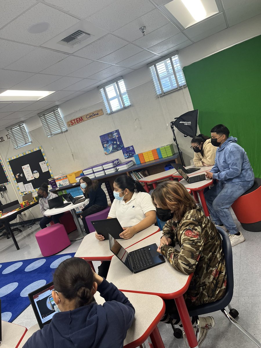 lazy_bookworm99's tweet photo. Stepping out of your comfort zone 😳in front of your peers is hard! These Ss watched a vid about the benefits (yes benefits!) of being connected 24/7 and used the #whiteboard @LearnPromethean @CommonSenseEd then 🗣about Media Balance @LynwoodSchools @LUSDDigital #marktwaincomets https://t.co/MNiO9K2G4V