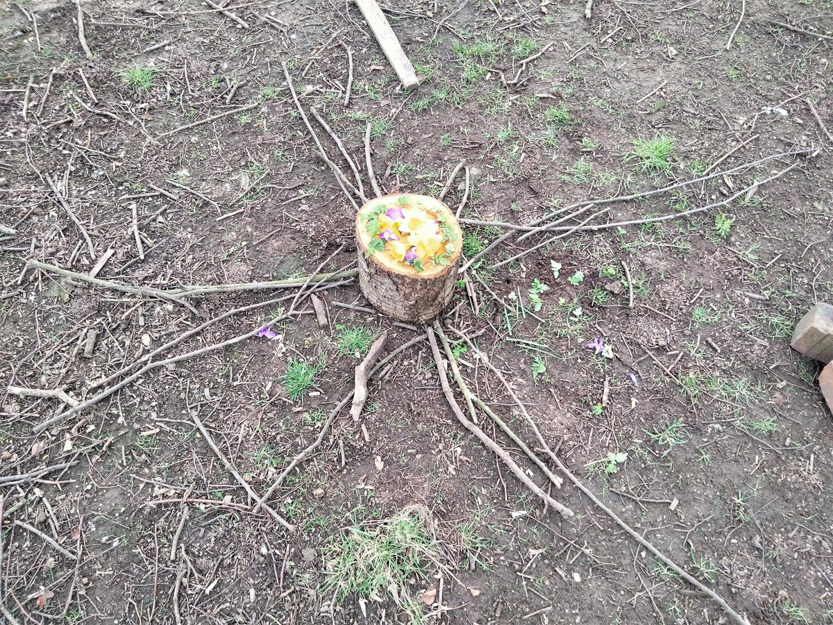 HeatherBurrow13's tweet photo. Decided to get outside for art club today...inspired by Andy Goldsworthy 👍😍 well done year 5 https://t.co/DUc5RWywgo