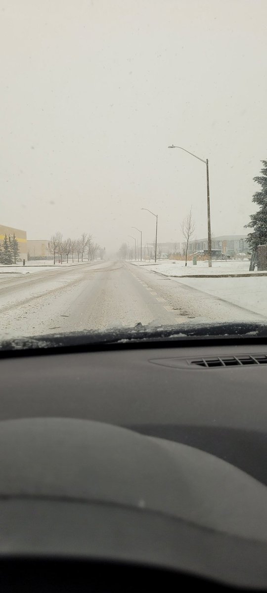 WxMelinda21's tweet photo. Less than an hour, changeover from rain to snow in Oakville, couple cm on the ground already. Roads are slippery, drive with caution #onstorm #onsnow #onwx #gta #gtasnow https://t.co/NrCTDDa873