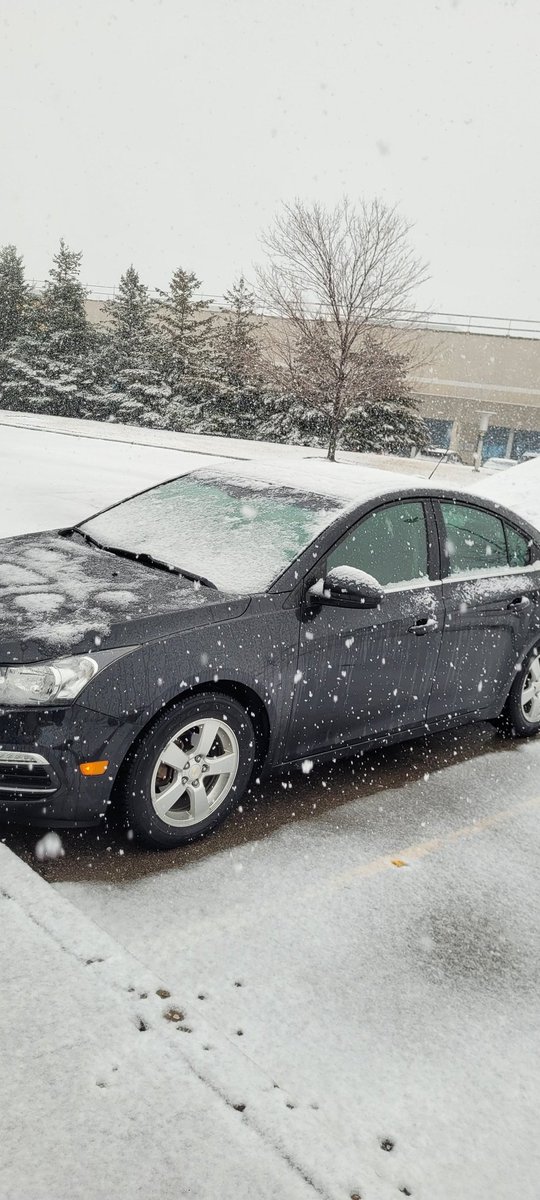 WxMelinda21's tweet photo. Less than an hour, changeover from rain to snow in Oakville, couple cm on the ground already. Roads are slippery, drive with caution #onstorm #onsnow #onwx #gta #gtasnow https://t.co/NrCTDDa873