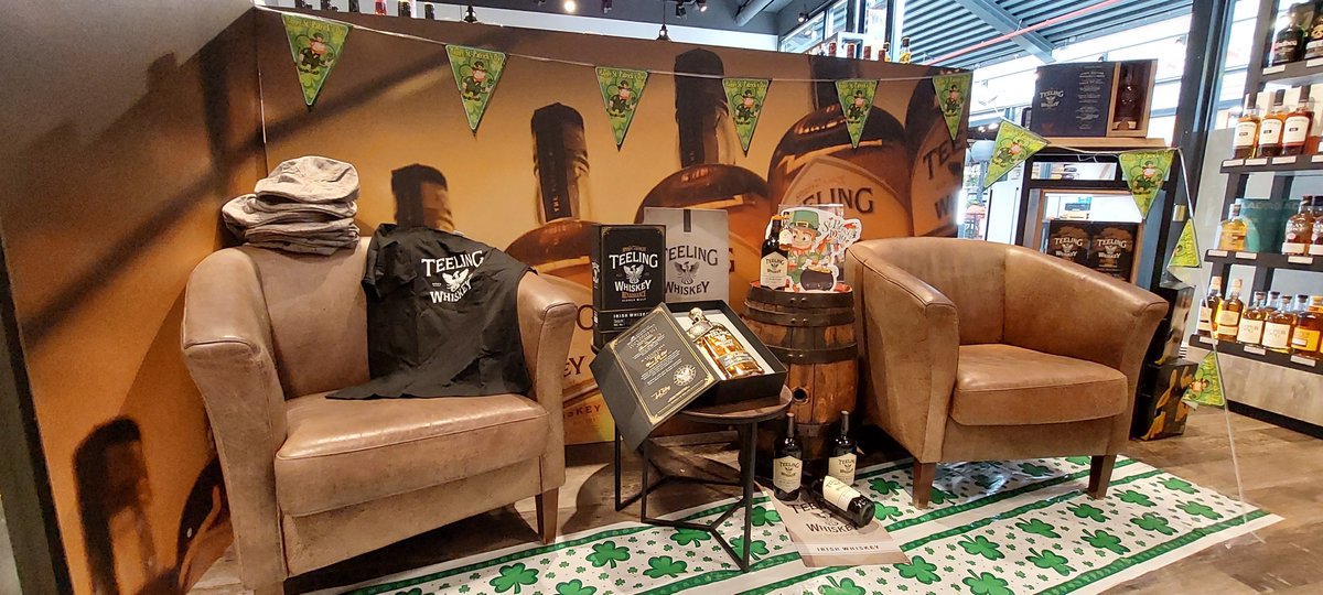 Dit is de Teeling St. Patrick's Day inzending van Van der Velden Wijn &amp; Gedistilleerd uit Tiel. We zien een mooi ingerichte hoekje waarin met het kleedje de show steelt 🍀. Daar zien wij onszelf al zeker zitten hoor! 

Proost 🥃🍷