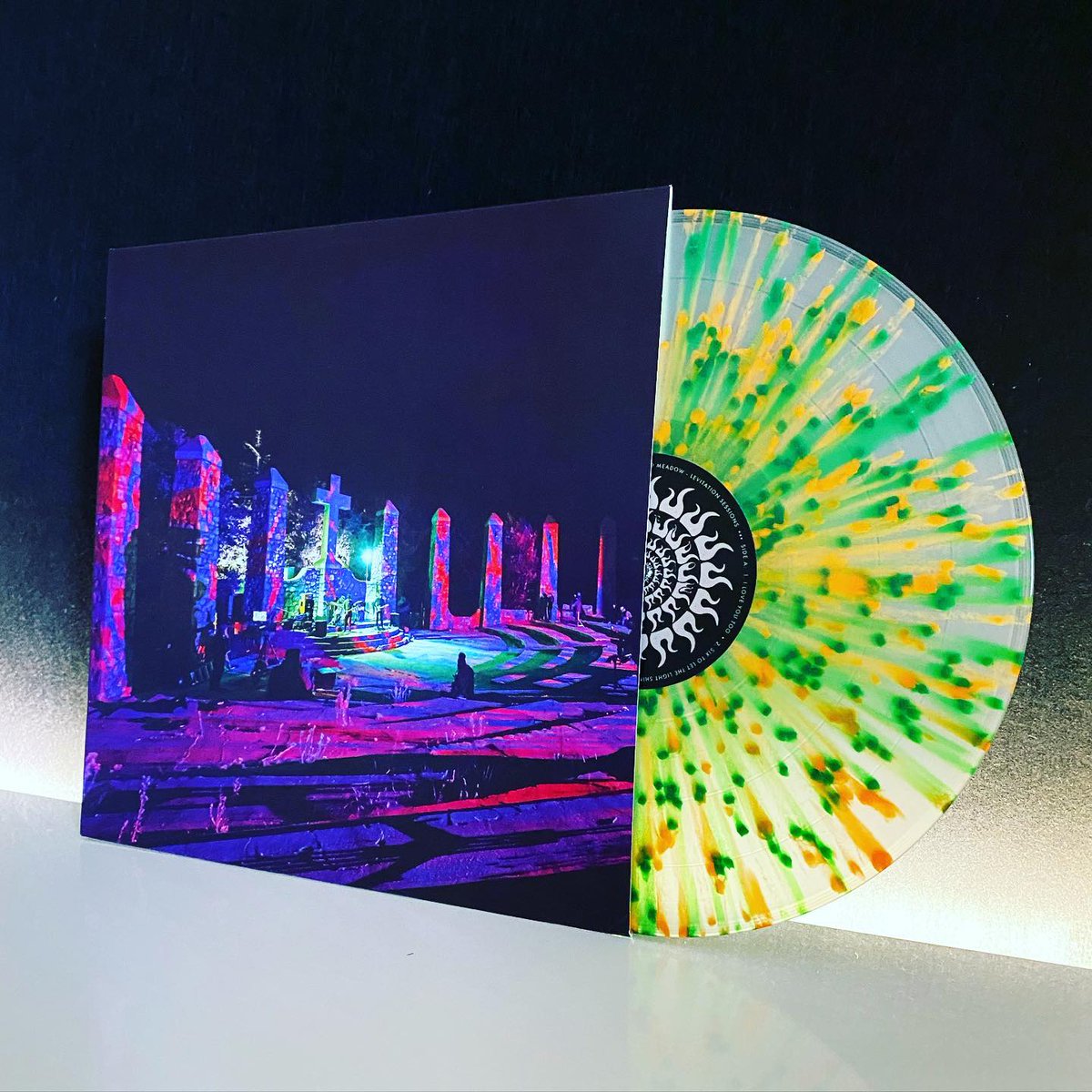 LEVITATION's tweet photo. Some tasty @RVRBRECORDS vinyl pressed up by @PRPHQ.
Hit https://t.co/vTlyqwAggi for killer records in stock and shipping now + pre-orders for new #LevitationSessions from Mint Field and Babe Rainbow! https://t.co/rktrZ5dS2j