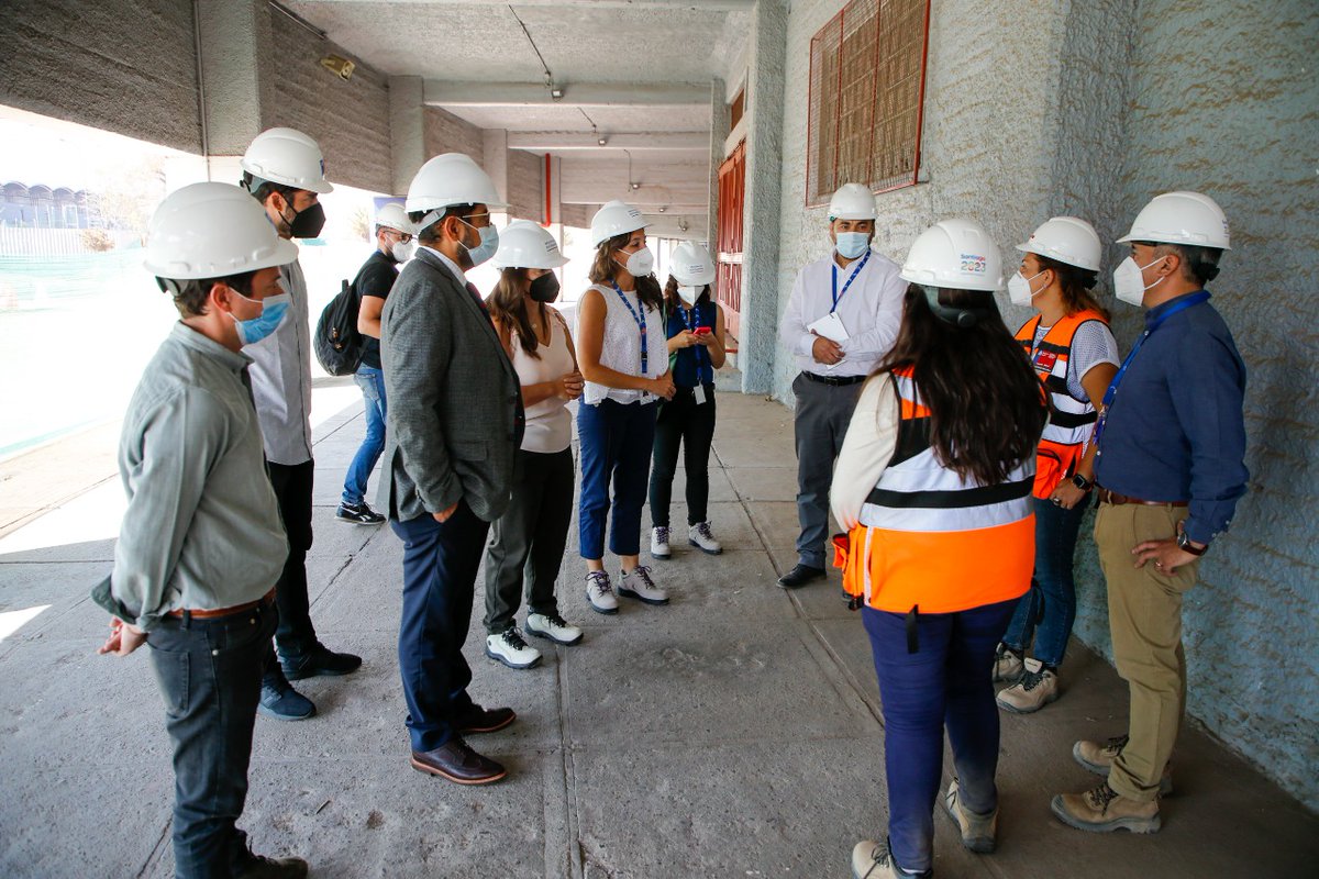 Continúa el trabajo 💪 La Ministra <a href="/AleBenado/">Alexandra Benado</a>  y la subsecretaria <a href="/AntoIllanesR/">Antonia Illanes Riquelme</a>  visitaron durante esta tarde las obras del Parque Deportivo Estadio Nacional 🏟️acompañadas de Bernardo Santander, nuevo jefe de infraestructura del #Mindep