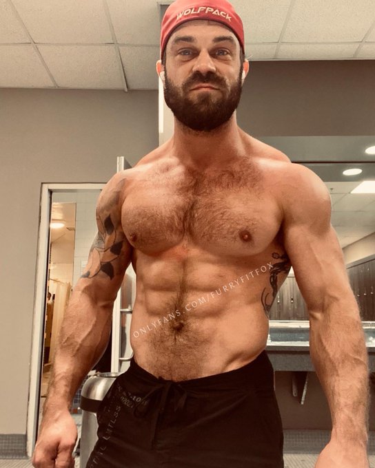 1 pic. Chest day ?? My favorite ?? @scallysex @thexxlmen @HotMaleStuds @GAYXXXBLOG @theQueerPig @QueerMeNow
