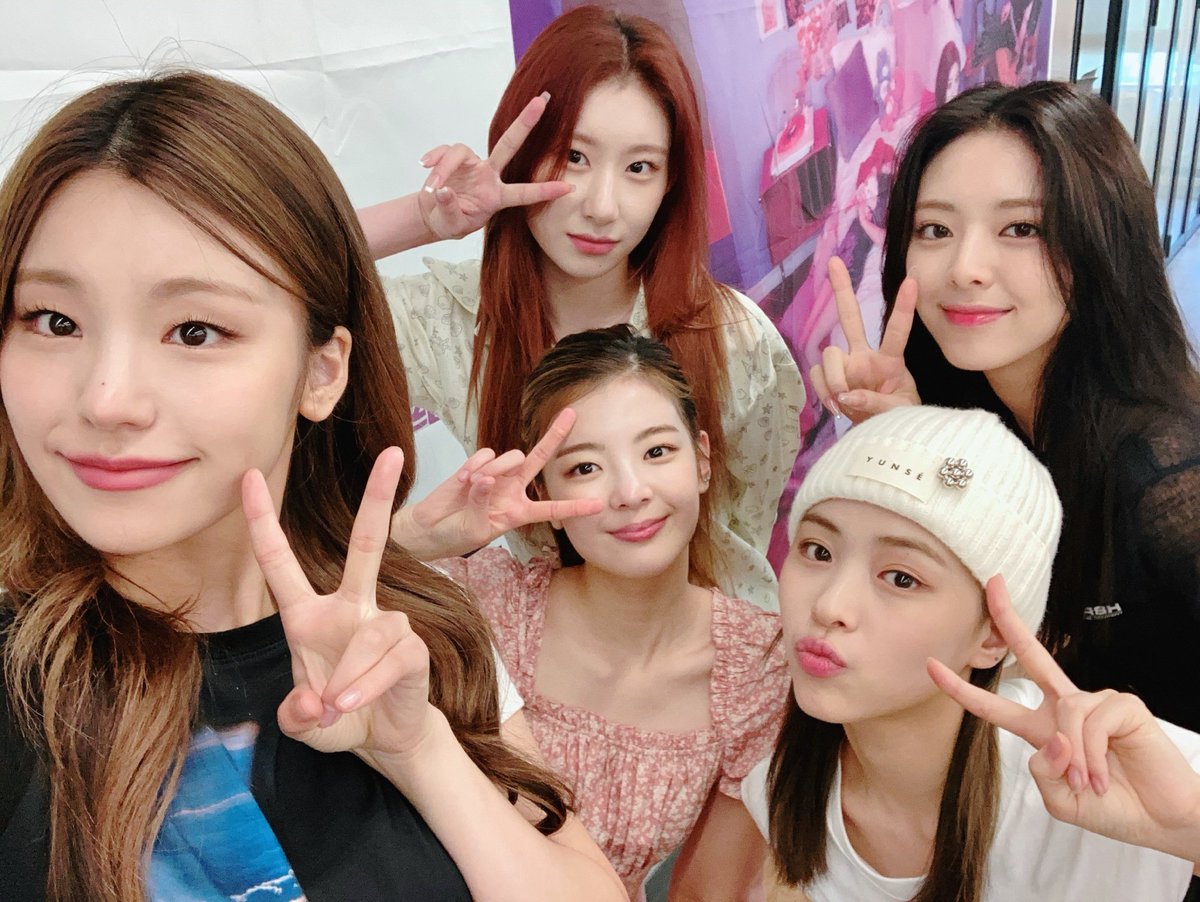 ItzyDHE's tweet photo. Wishing @MonstaX_DHE a happy debut day!! You guys worked really hard and you absolutely killed it on stage! Sad that we have a flight and missed seeing it live. Wishing you all the best ~ https://t.co/AVe1Kqd6Vw