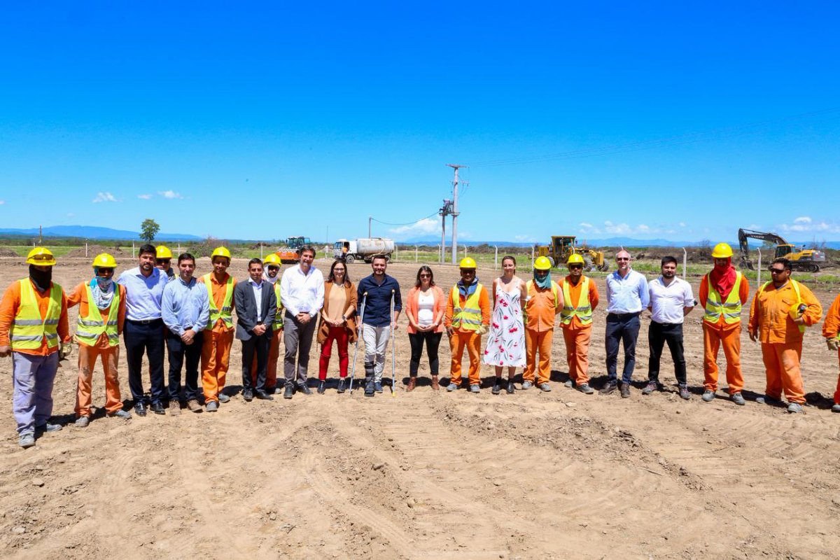 Juliloustau's tweet photo. Con este programa, que encontramos totalmente desfinanciado al inicio de la gestión, este parque se ecuentra ahora realizando obras como la ampliación de lotes, trabajos de pavimentación, construcción de accesos, extensión del alumbrado público e instalación de luminarias LED. https://t.co/4dcbYpGwYO