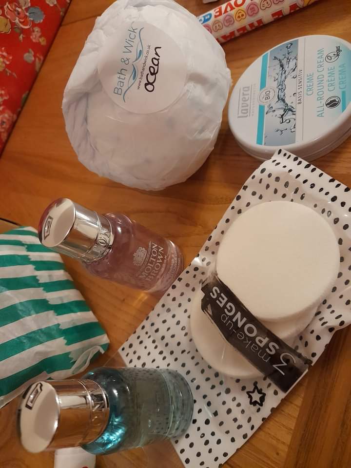 Hi #VeganHour! We have a fundraising page over on Facebook & this month's raffle prize is a sumptuous vegan self-care & #PamperHamper. Just £1 a ticket & every 🪙 is used to help feed & care for our animals 🐷🐑🐔🐈🐇🕊 
➡️ m.facebook.com/groups/2582600…