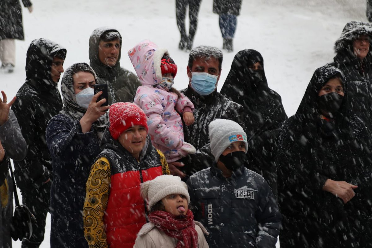 Van Shopping Fest etkinliklerinin ilk gününde yerel sanatçılarımız Ferhat Tok ve Elif Abalı'nın seslendirdikleri Türkçe ve Kürtçe şarkılarla vatandaşlara kar yağışına rağmen keyifli anlar yaşattı. 🎶🎉

#VanShoppingFest
#Van