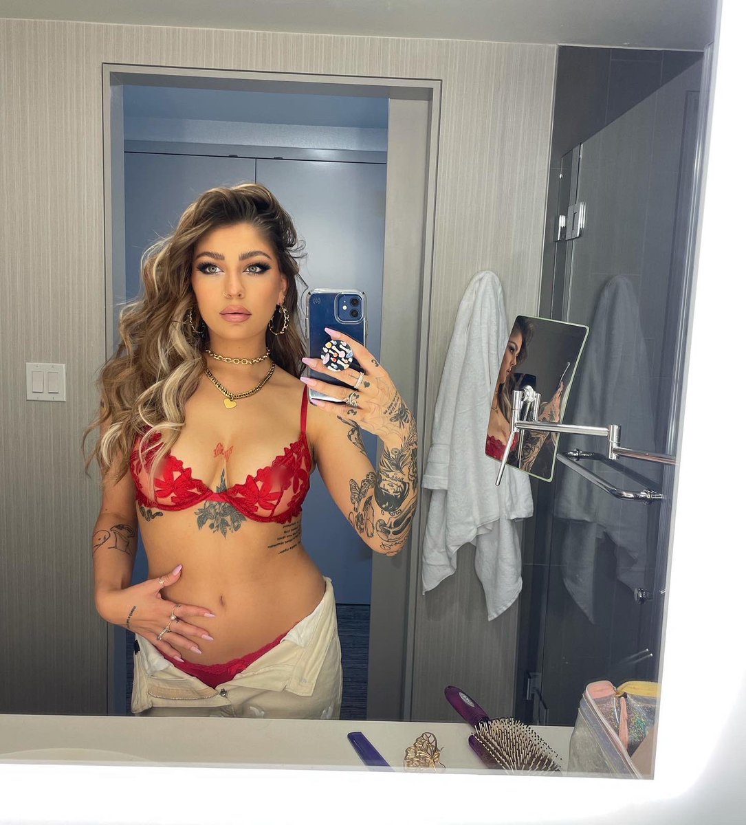 AndreaRussett's tweet photo. ♥️ see you soon SXSW https://t.co/7KbnkpS7pi
