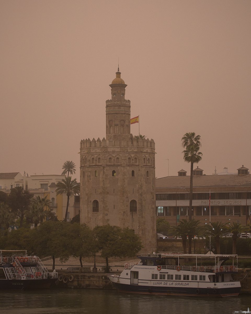 JoseCampanaF's tweet photo. Polvo sahariano sobre Sevilla.

#Calima #SueñaSevilla #SevillaHoy https://t.co/LxN6sHdZBv