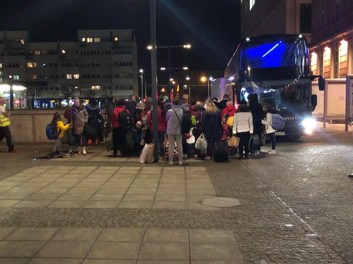 SutrykJacek's tweet photo. 3 autokar z uchodźcami z Ukrainy na pokładzie, który w ciągu ostatnich dni wyruszył do naszego miasta partnerskiego Lille 🇫🇷 Raz jeszcze dziękuję @MartineAubry. Samorządy na szczeblu międzynarodowym potrafią sprawnie ze sobą współpracować. Merci! 🇺🇦🇫🇷🇵🇱✌️

#StandWithUkraine https://t.co/KGlMD7to8G