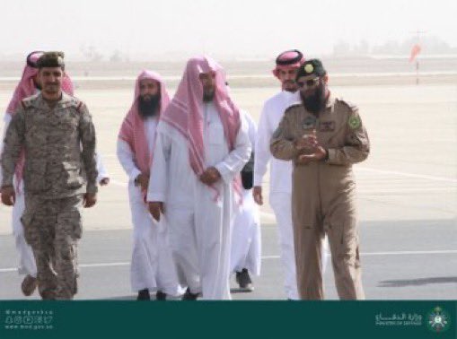 ALMJAWLH's tweet photo. استقبل سعادة قائد معهد طيران القوات البرية اللواء الطيار الركن/ تركي بن عبدالله ابن مجول الشاطري، معالي الشيخ الدكتور/ سعد بن ناصر الشثري عضو هيئة كبار العلماء والمستشار بالديوان الملكي، ألتقى فيها بقيادات ومنسوبي طيران القوات البرية، وألقى خلالها محاضرةً بعنوان أهمية العقيدة. https://t.co/LSDhM7tCBV