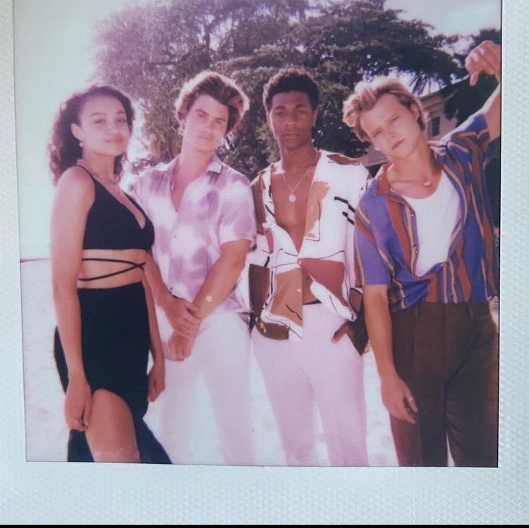 obxhcs's tweet photo. kiara had a polaroid of her and the boys inside her phone case <3 - alo https://t.co/sreCK8KImH